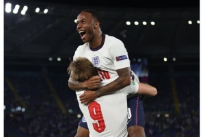 英格兰队祝斯特林31岁生日快乐，球员为三狮出战82场20球27助