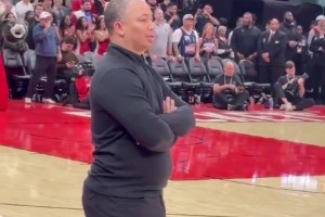 快船输火箭！火箭主场现场球迷拍摄泰伦卢对球队表现摇头无奈