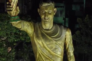 在印度加尔各答，一座70英尺高的梅西雕像拔地而起