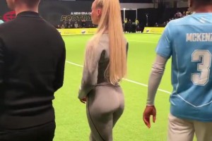 世界最性感女球员艾丽莎穿高跟鞋场边观战