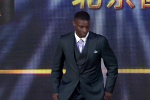 30场28球！国安外援法比奥获得2025赛季中超金靴