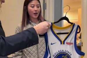 状态完全看不出已53岁了！歌手陈慧琳喜提金州勇士25号定制球