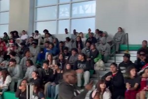 哈登在某高中演讲 鼓励青少年迈向成功